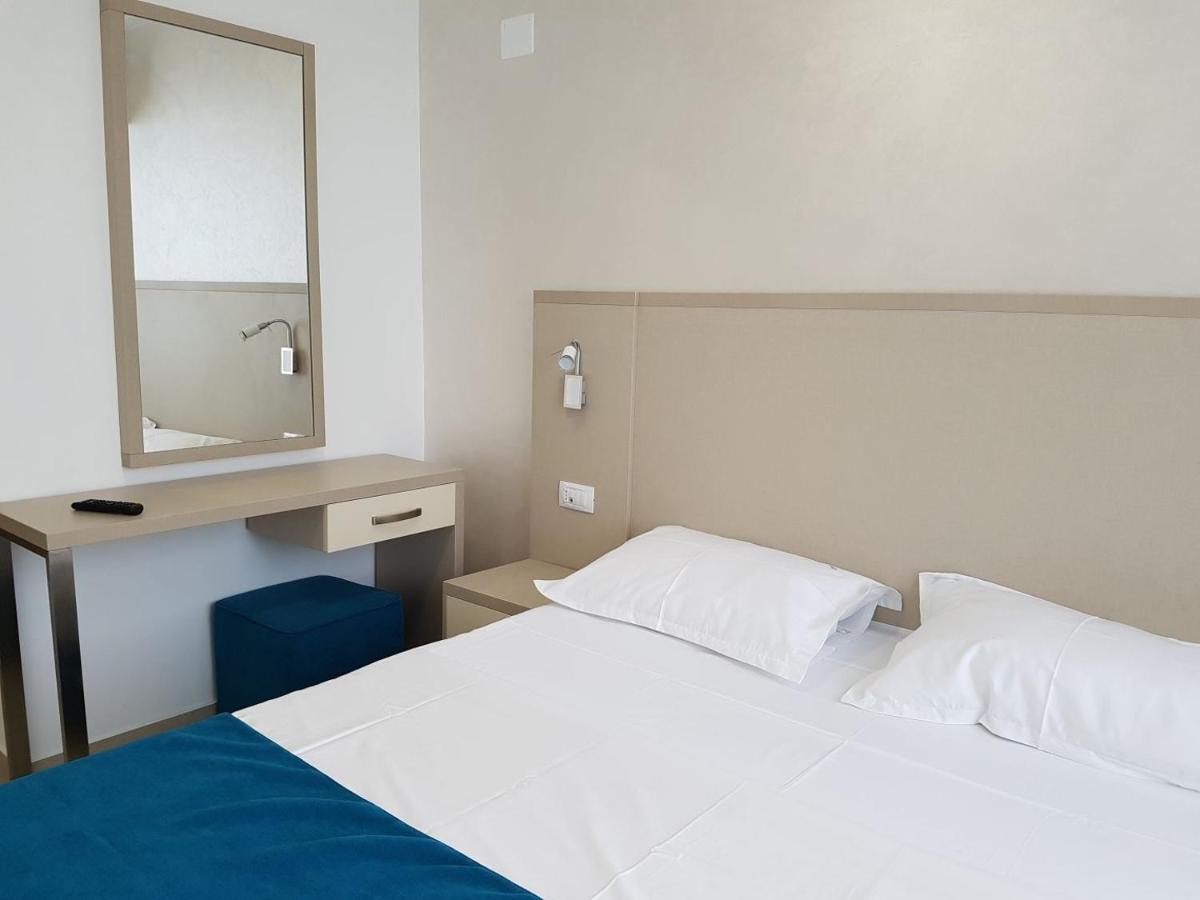 Hotel Delfin Mamaia Bagian luar foto
